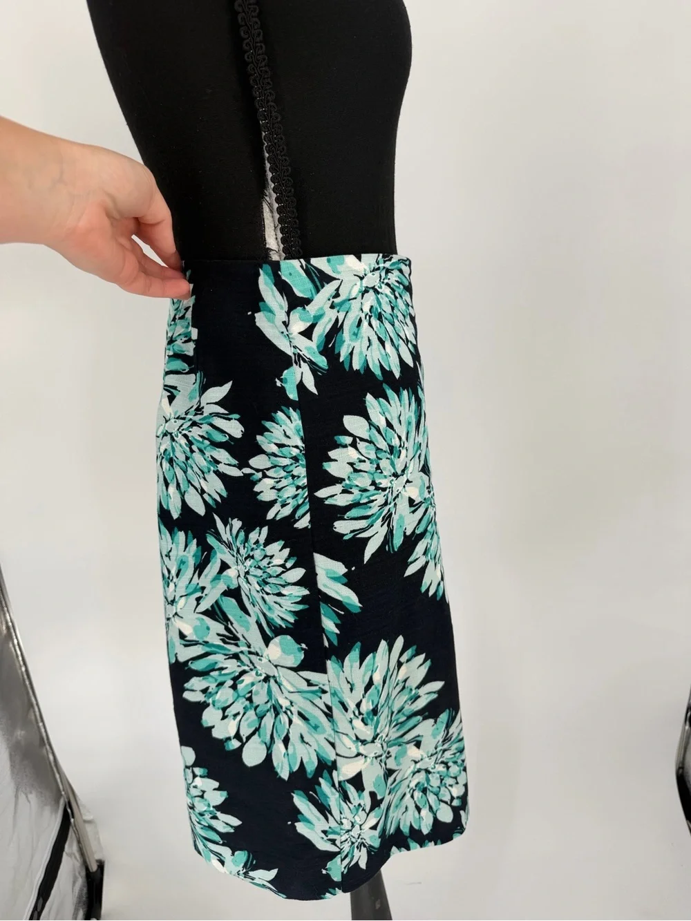 Ann Taylor Black Teal Floral Cotton Pencil Skirt Size 2 Knee Length Lined Office